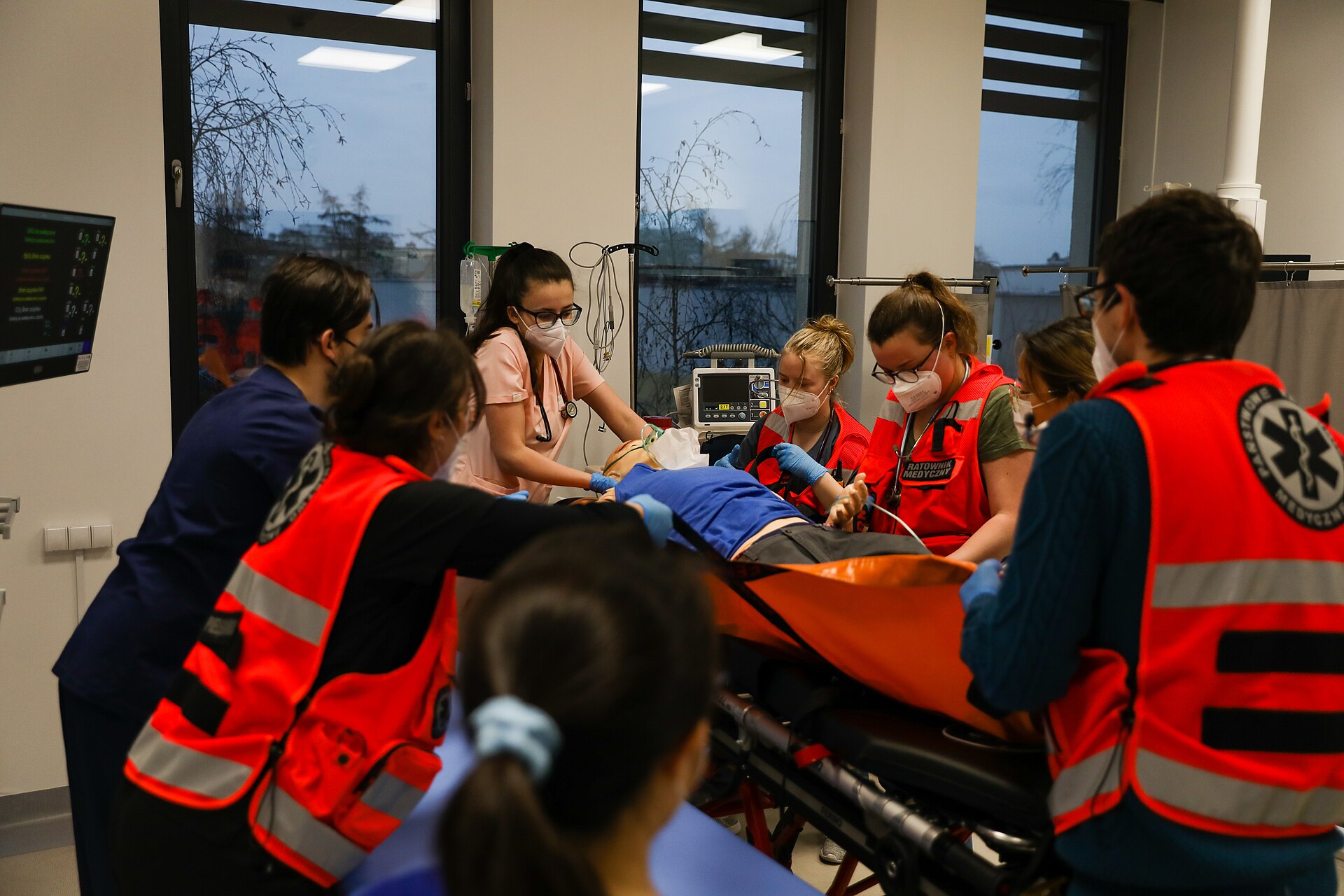 Cena de porta pré-hospitalar: treino de carregamento em ambulância, transferência de maca.