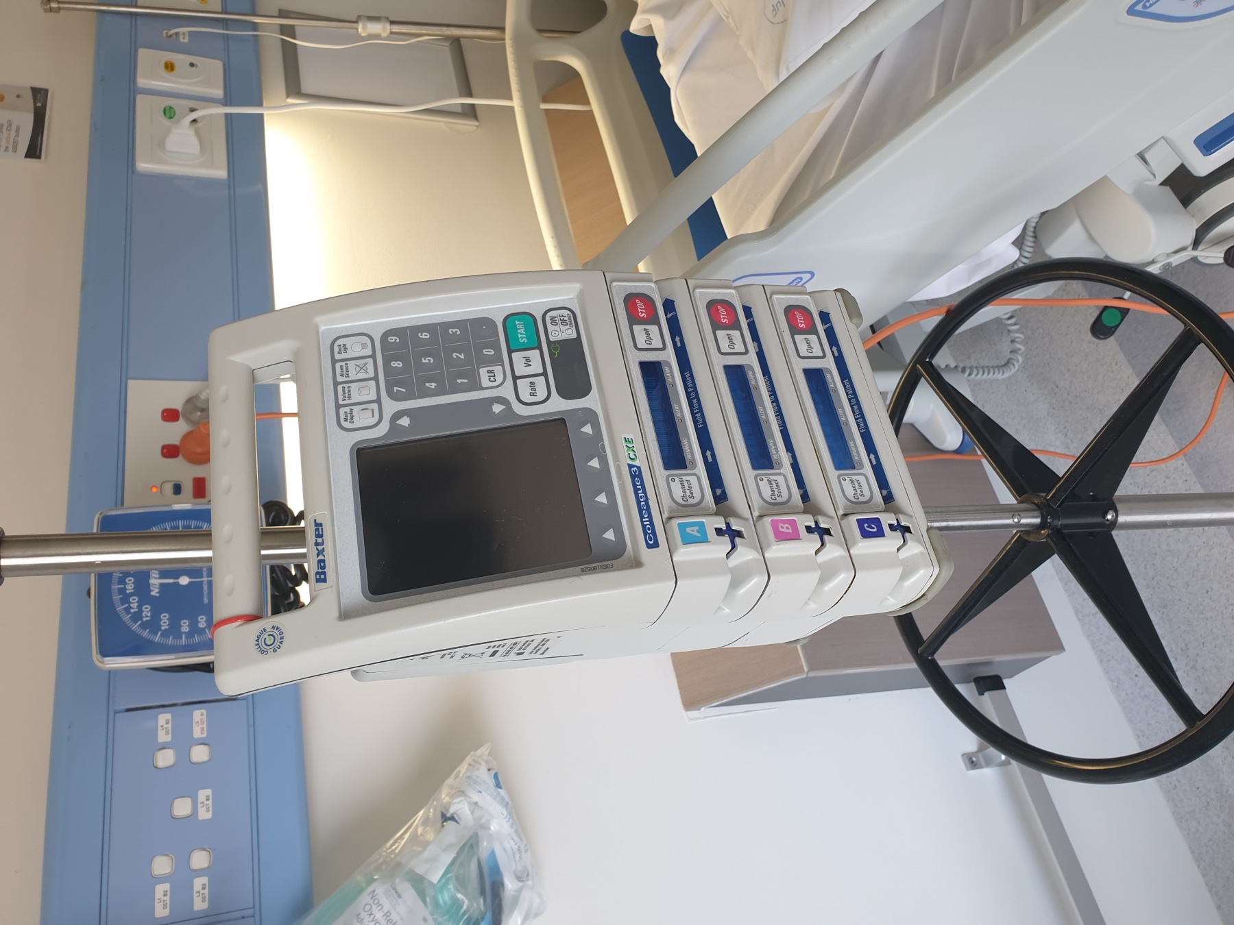 Bomba de infusao intravenosa volumetrica a beira do leito.