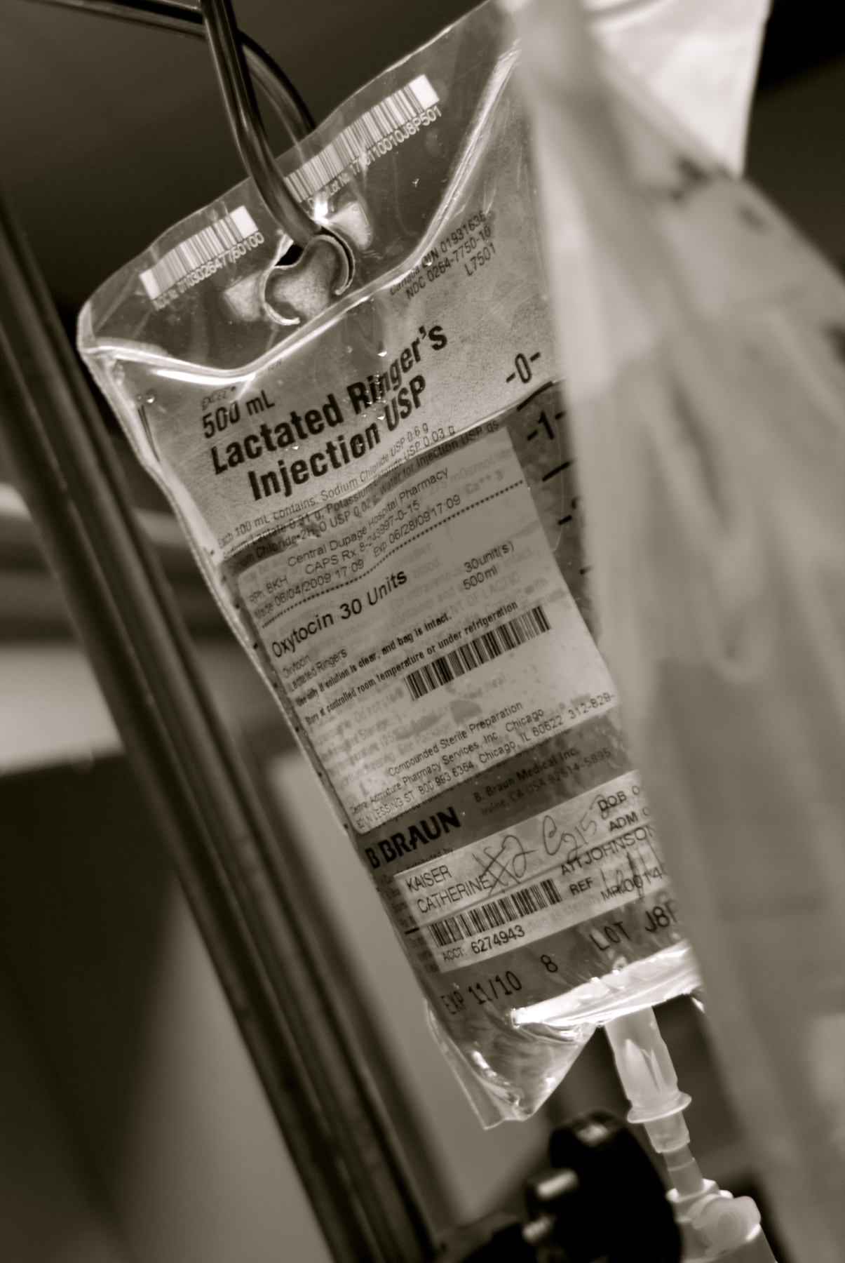 Bolsa de ocitocina para infusão intravenosa (Oxytocin 30 Units) — a via venosa do tratamento.