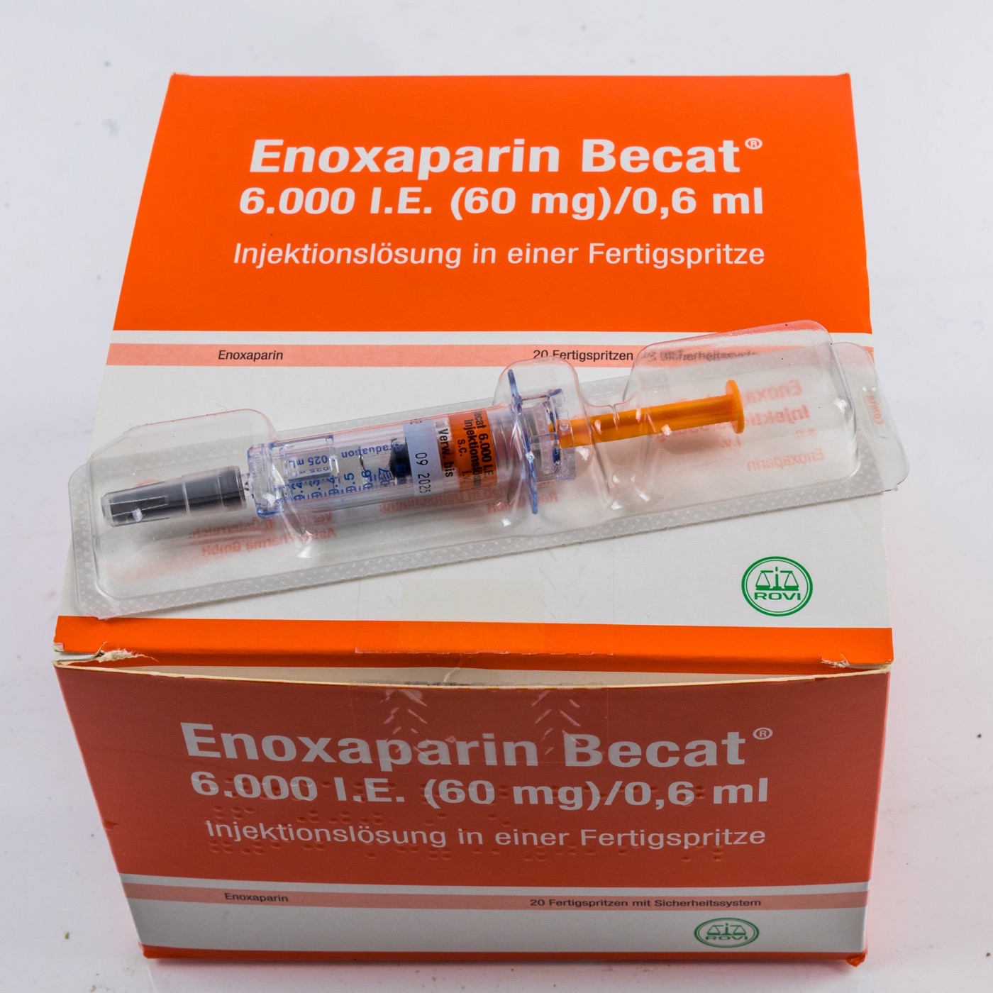 Embalagem e seringa pré-preenchida de enoxaparina (HBPM), a heparina de baixo peso molecular de escolha para anticoagulação plena na gestante.