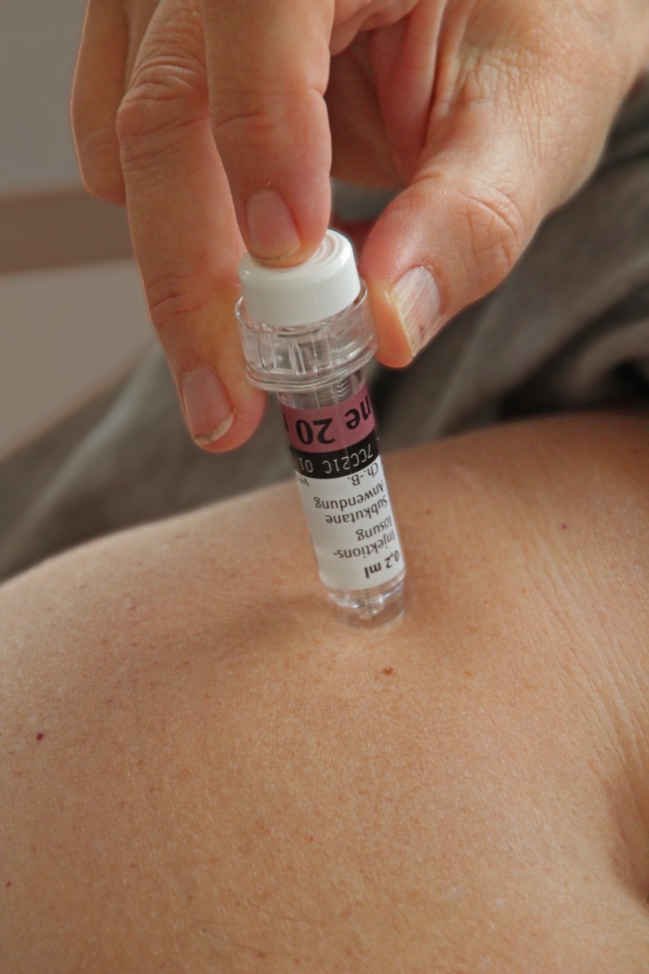 Autoaplicação subcutânea de enoxaparina no abdome inferior — o gesto da profilaxia domiciliar prolongada.