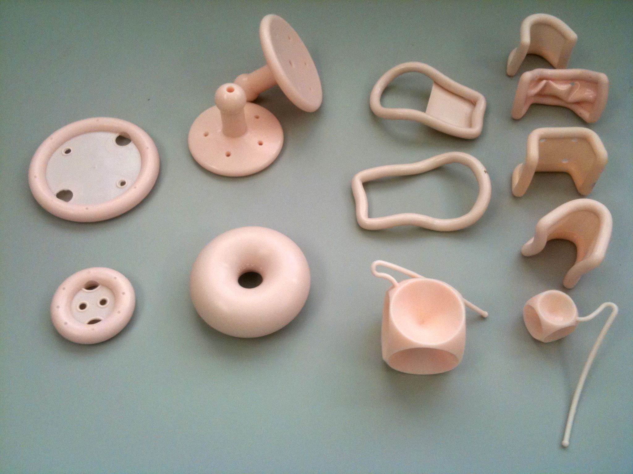 Conjunto de pessários vaginais de silicone em vários formatos: anel, Gellhorn, donut e cubo.