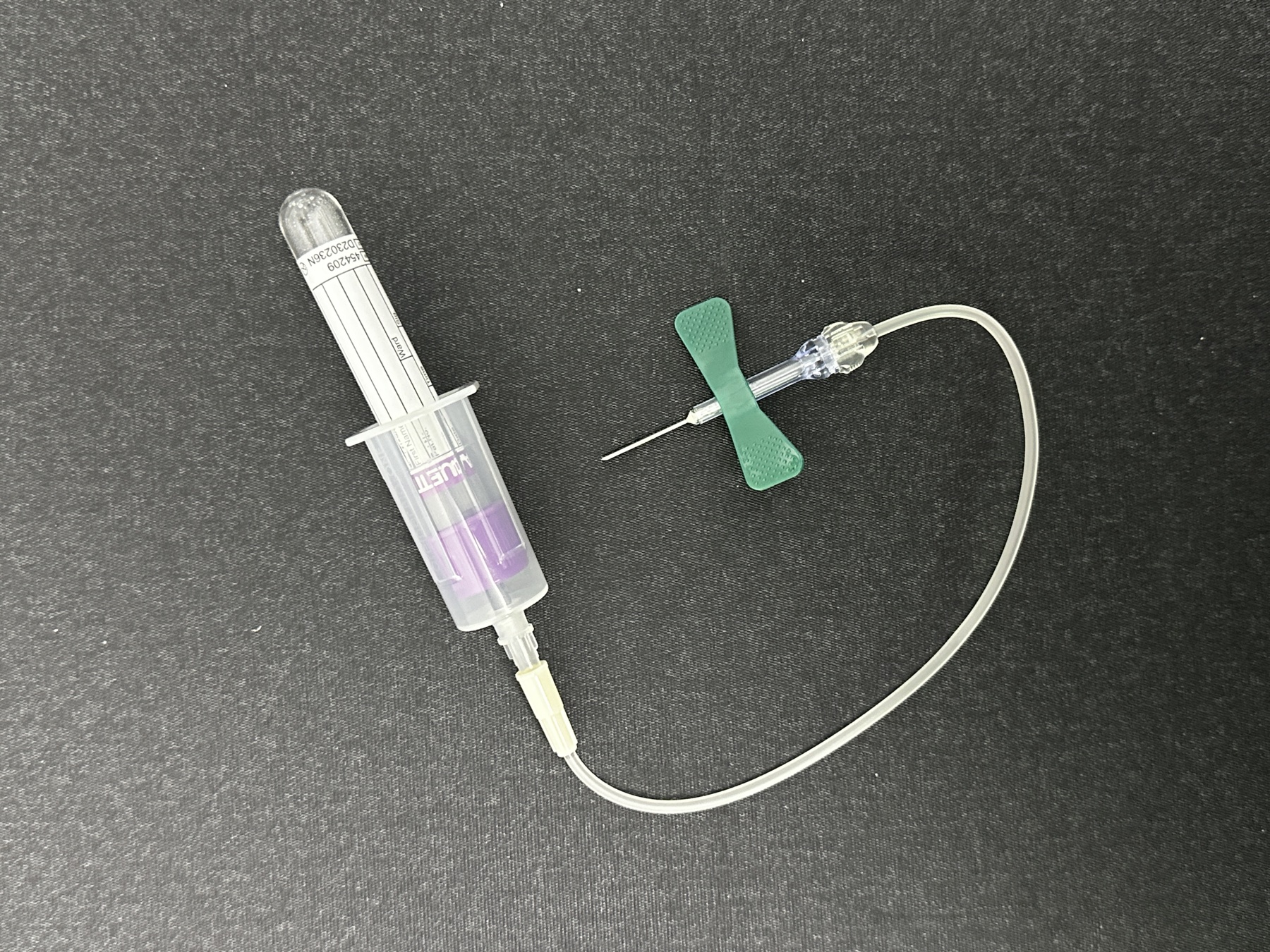 Tubos de coleta sanguínea tipo vacutainer para exames hematológicos.