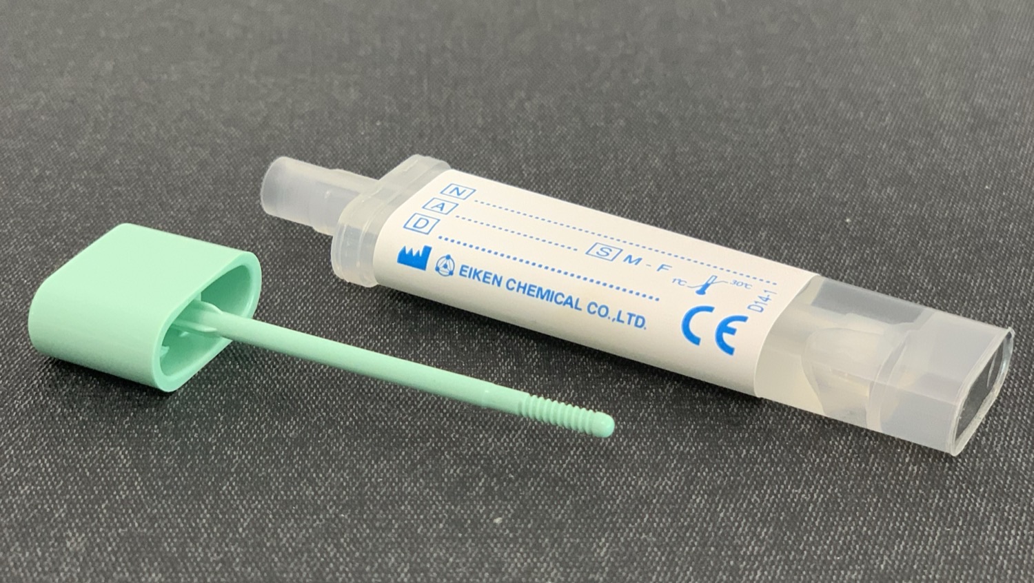 Kit de teste imunoquímico fecal (FIT) para rastreamento de câncer colorretal, com o tubo coletor de amostra de fezes e as instruções.