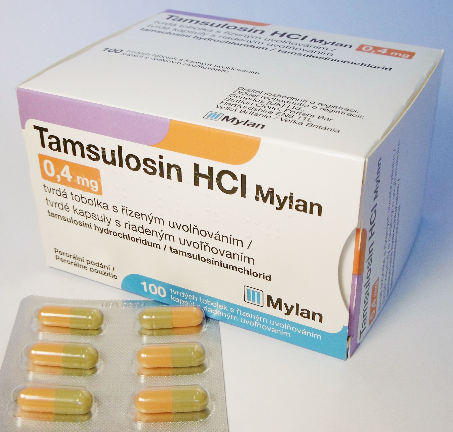Caixa e blister de tamsulosina 0,4 mg, um alfabloqueador usado na hiperplasia prostática benigna.